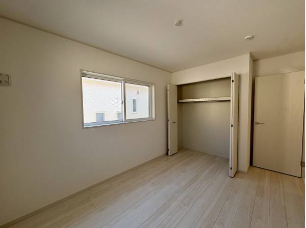 ハンガーパイプ付き5.33帖の洋室