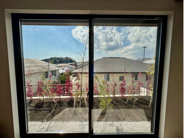 リビングの大きな窓から海風が入ってきます！