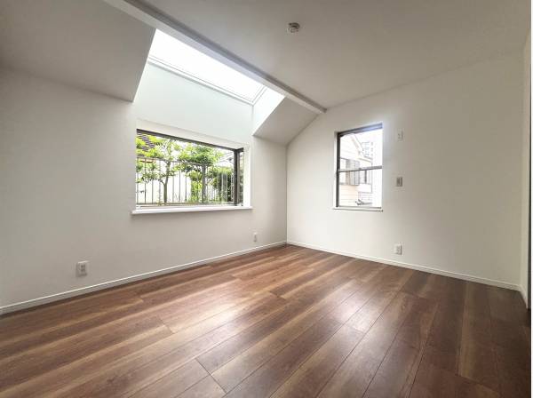 洋室は1階に1部屋、2階に3部屋ございます。