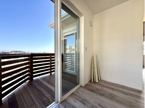 リビンからつながるウッドデッキテラス