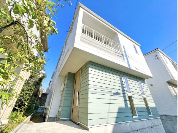 爽やかなグリーンパネルが目を惹くスタイリッシュな建物外観
