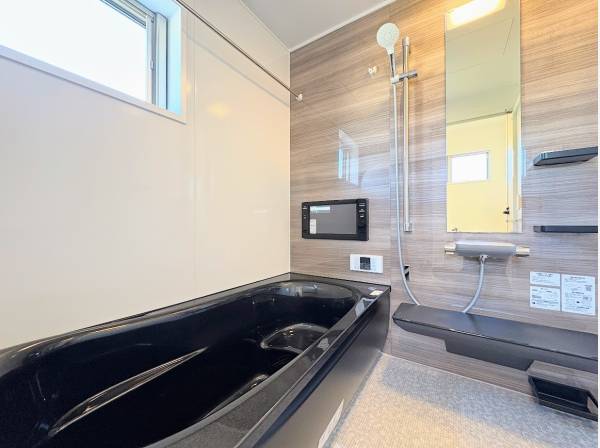 モニター付きのバスルーム