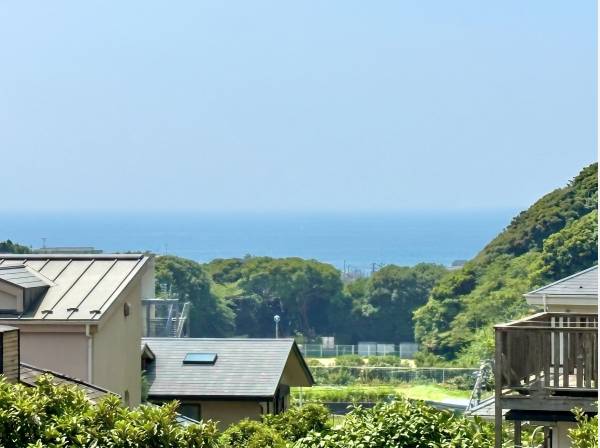 木々の向こうに、七里ガ浜の海を望みます。