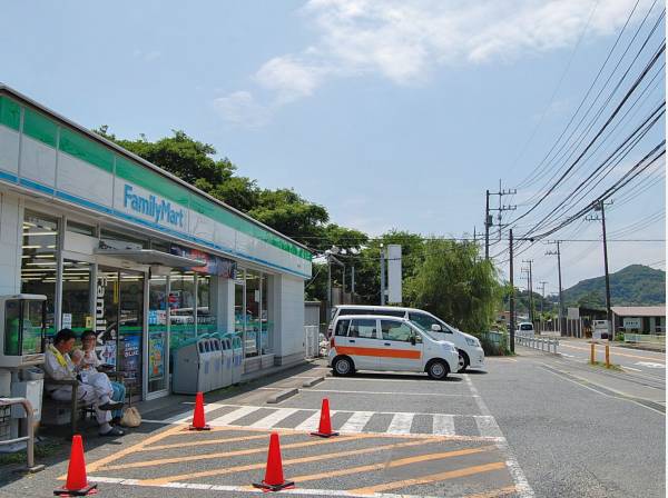 ファミリーマート葉山町店まで自転車で8分（約2.2km）