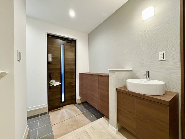 玄関ホールには帰宅時に嬉しい洗面ボウル付き