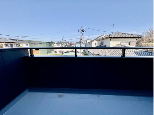 大きなバルコニーもあります！目の前はひらけておりますよ。