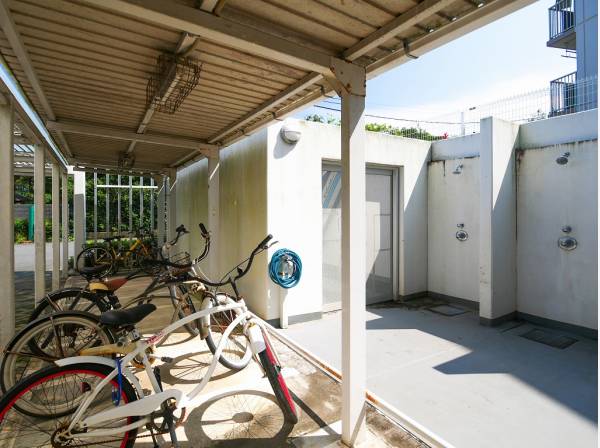サーフボードキャリア付き自転車置場の横に屋外シャワーブース有り