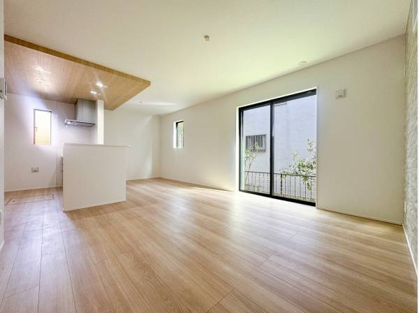 窓から射し込む柔らかな光と木の温もりに癒されるLDK