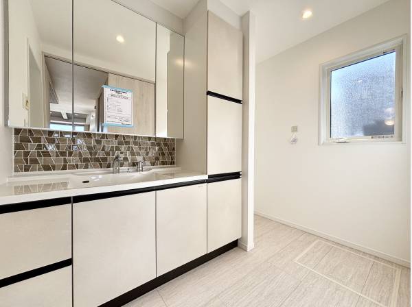 ゆとりのある洗面台。毎朝を快適にする豊富な収納