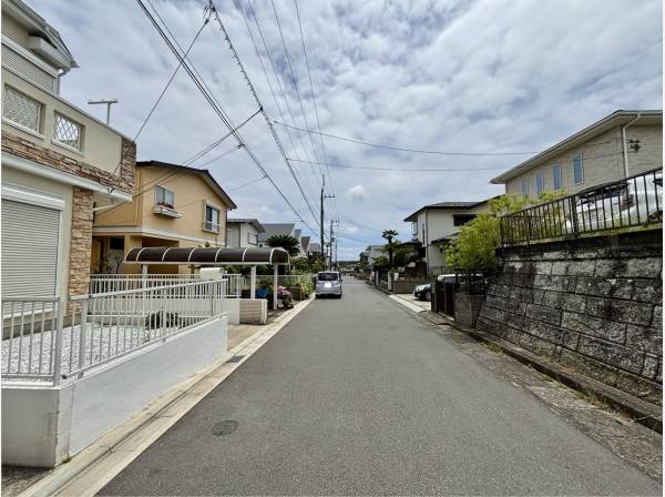 前面道路もとても広々としています