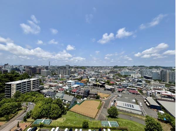 玄関側の景色は、抜けた眺望で気持ちがいいですね