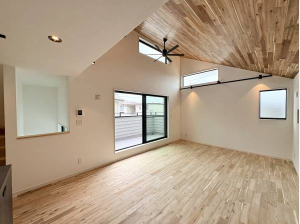 天井はアカシアの無垢材を使用した温かみの感じる内装