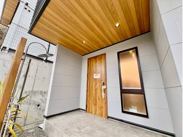 外には温水シャワー付！湘南ならではの嬉しい設備ですね！