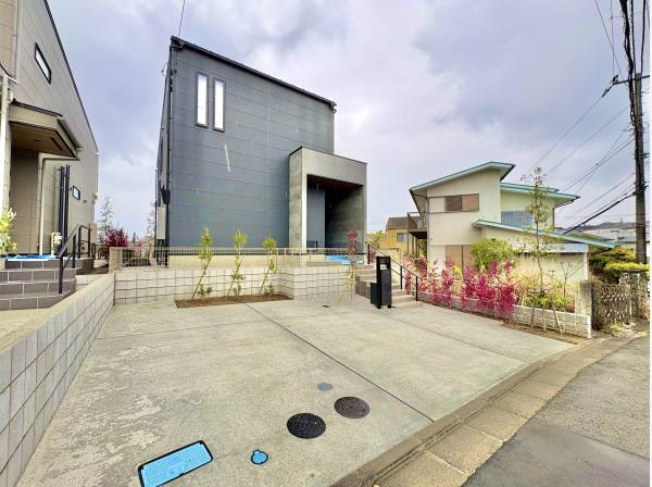 車庫には、ゆったり２台の駐車が可能です