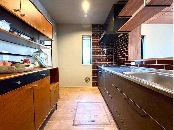 素材の温かさが広がる使い勝手のよいキッチン