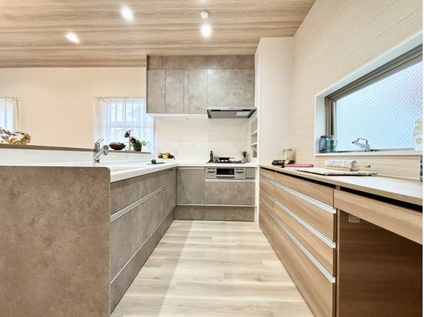 収納スペースが豊富にあるキッチンスペース