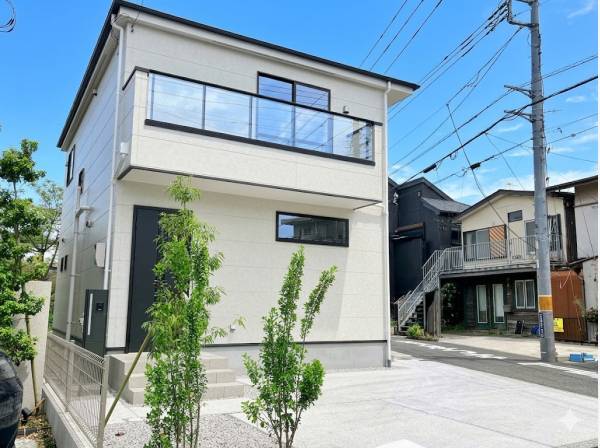 青空に映える白亜の外壁。クリアバルコニーで開放感たっぷり