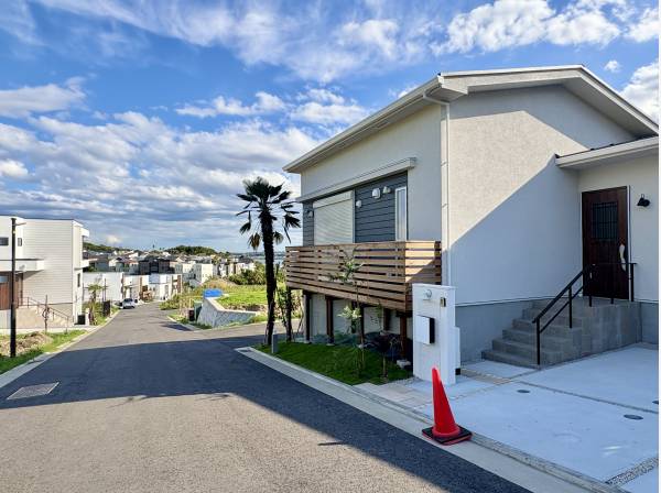 青空に映える美しい佇まい。道行く人が思わず足を止める、憧れの平屋。