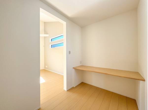 リビングに隣接した書斎はおこもり感があって集中力が高まりそう！