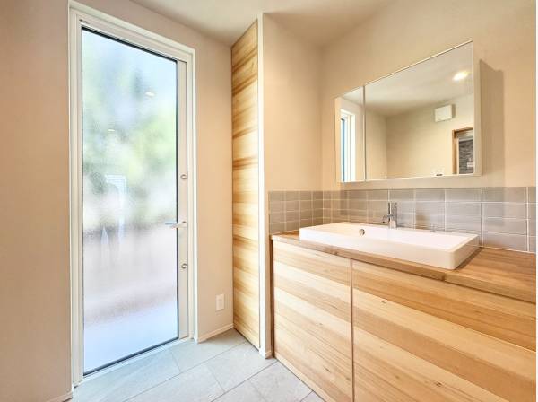 お洒落な造作の洗面化粧台