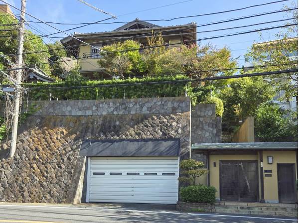 道路から敷地内をうかがい知る事はできません。
