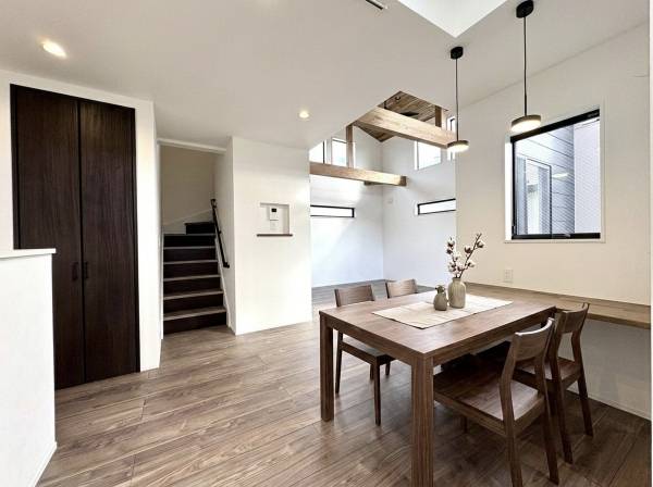 ダイニングスペース。家具等はCGで作成したイメージです。