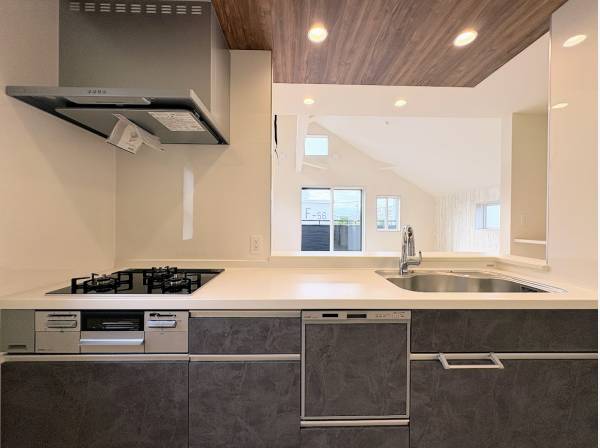 家族の顔が見える対面式キッチン