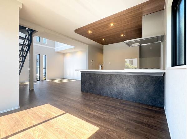 リビングもダイニングも見渡せるオープンキッチン