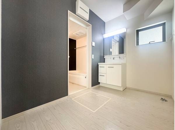 ゆとりあるパウダールームには収納棚なども置けそうですね