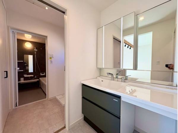 サニタリールームとバスルーム