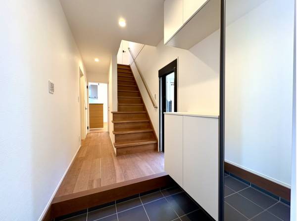 収納たっぷりの玄関スペース