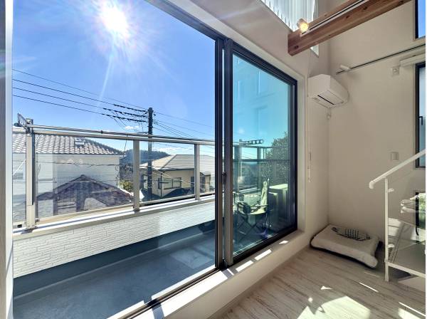 メインの窓は大きく開放的