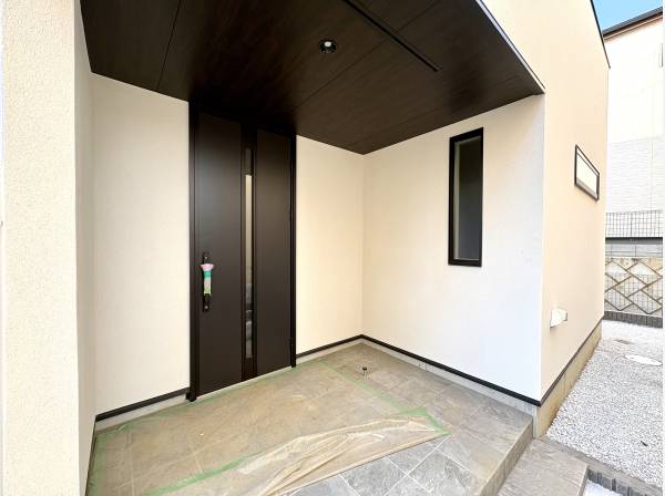 玄関は電子キーを採用し軒があるので雨の日も安心