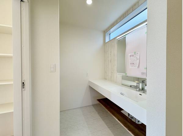 大きな鏡が印象的な洗面台