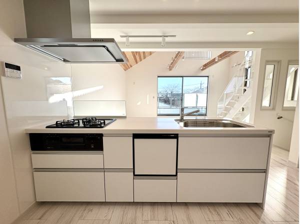 窓の景色まで一望できる開放的なキッチンが毎日の料理を楽しくしてくれます