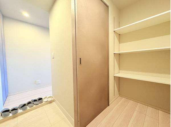 広々とした納戸付の玄関ホール