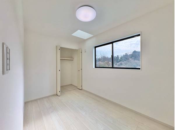 採光が充分に確保できた洋室で、くつろぎと安らぎのひと時を過ごしください。