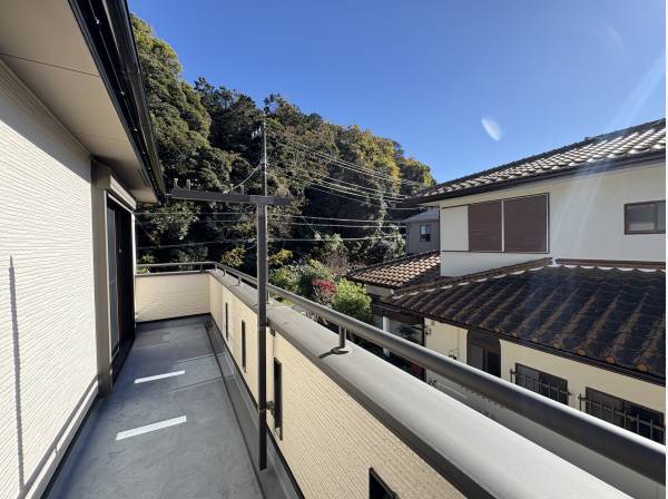 バルコニーからは片瀬の緑も望めます。