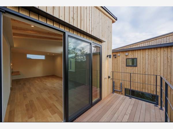 バルコニーと室内が溶け合う開放感。