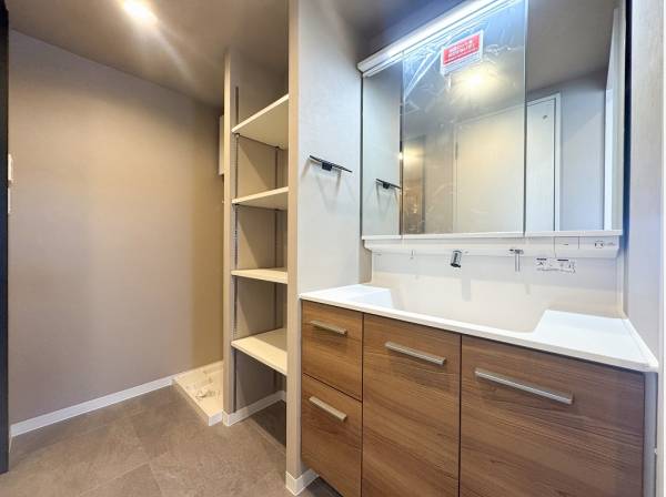 収納をたっぷりと備えた便利なパウダールーム