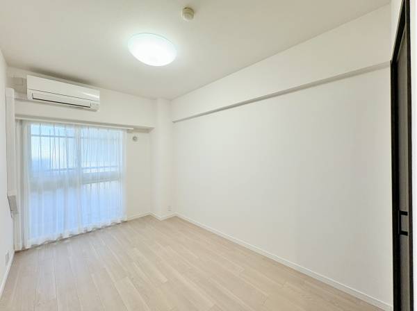 窓がお洒落な洋室