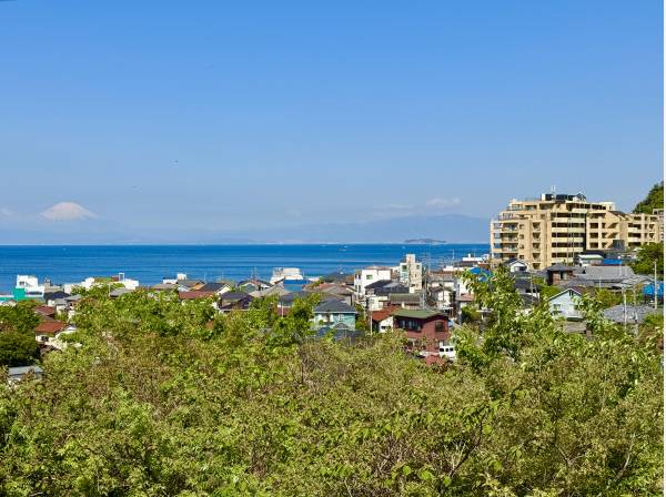 リビングから富士山、江の島、相模湾を望む景色