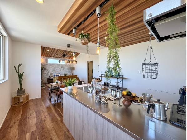 奥行きのあるフルフラットなペニンシュラキッチン。