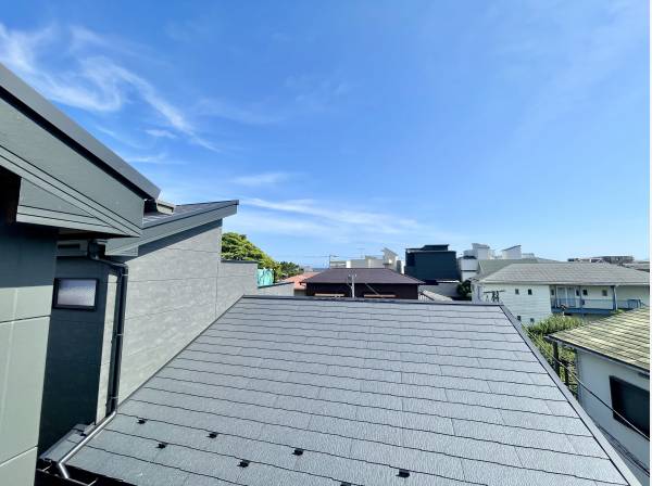 住宅の合間から海の眺望もできます
