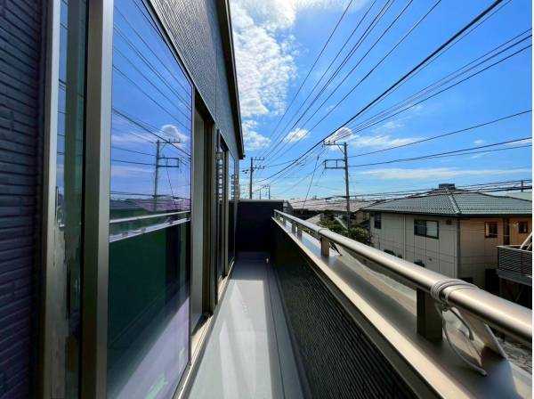 奥行きのあるバルコニー、開放的な青空ですね