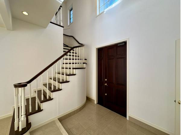 玄関を一歩入ると、上部吹き抜けて、広々した空間が広がります