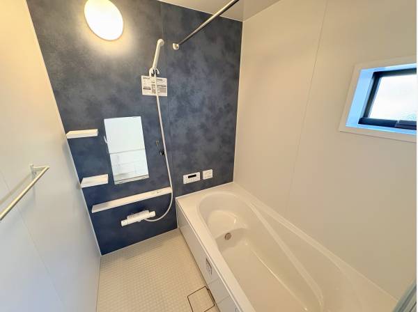 アクセントクロスがオシャレなバスルーム