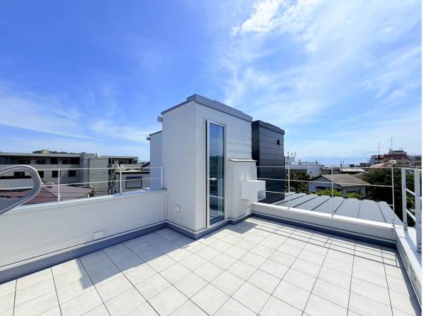 階段を上がるとどこまでも広がる青空に続くルーフバルコニーへ！