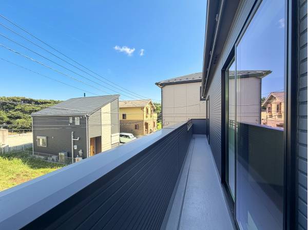 2部屋から行き来可能なバルコニーには豊かな緑が寄り添います