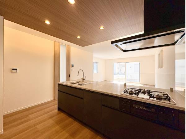 対面式のキッチンはリビングを見渡せます